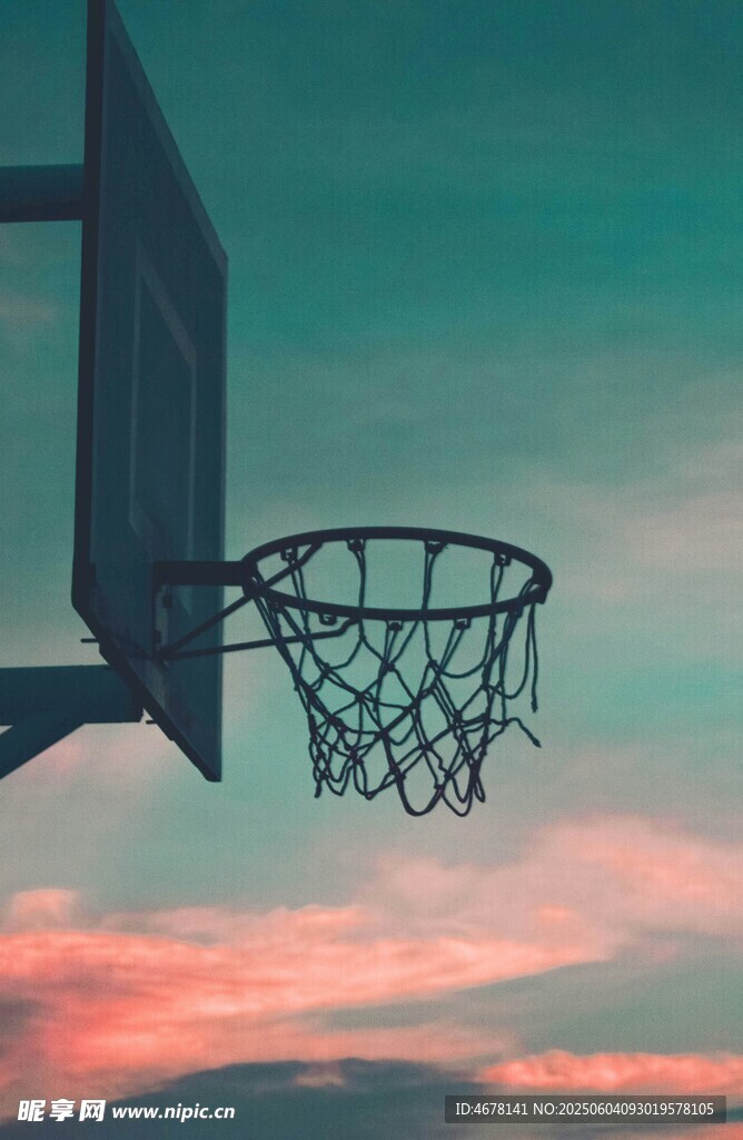 夕阳下的篮球框