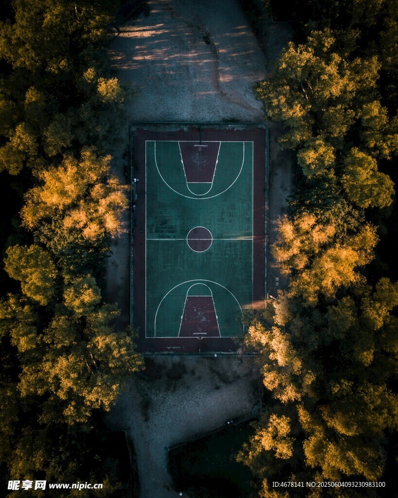 空中俯瞰秋日篮球场