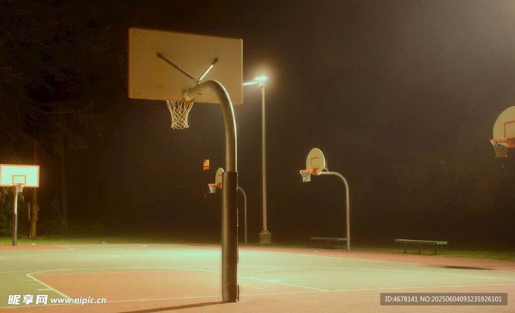 夜晚空旷的篮球场地