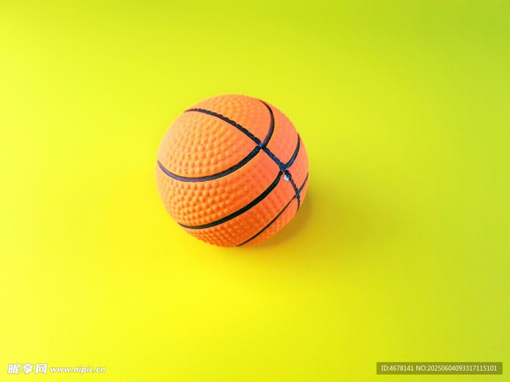 黄色背景上的迷你篮球