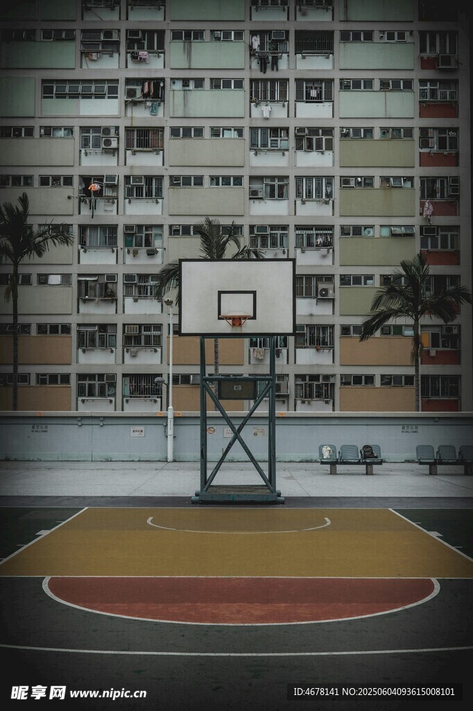 老旧楼房间的篮球场地