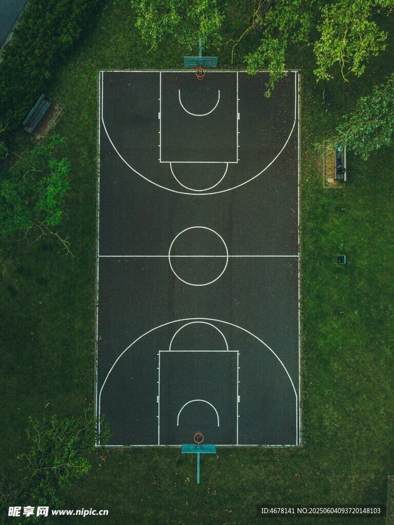 空中俯瞰的户外篮球场