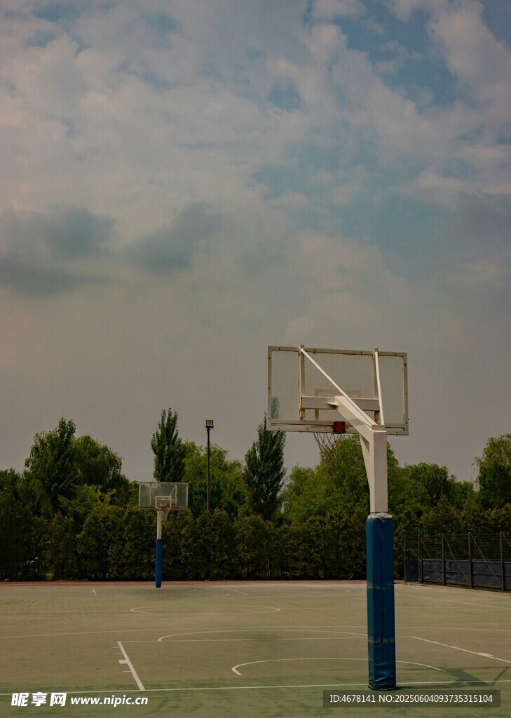 户外篮球架下的空旷球场