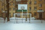 冬日积雪中的户外运动场地
