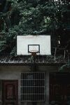 老旧建筑旁的篮球架