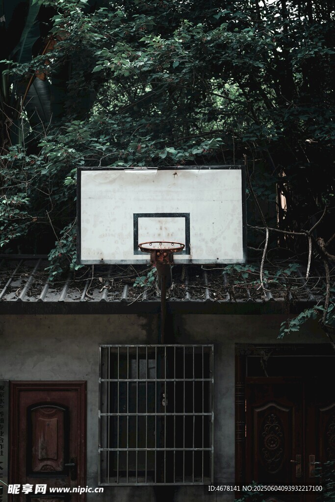 老旧建筑旁的篮球架