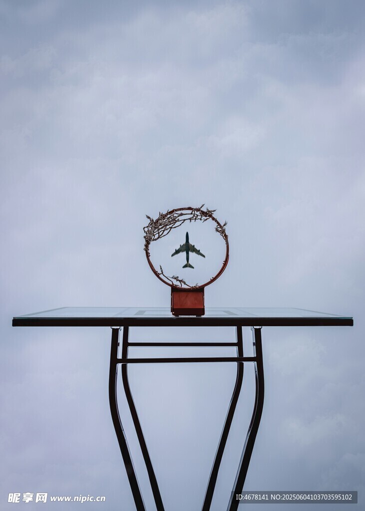 桌上时钟 天空背景