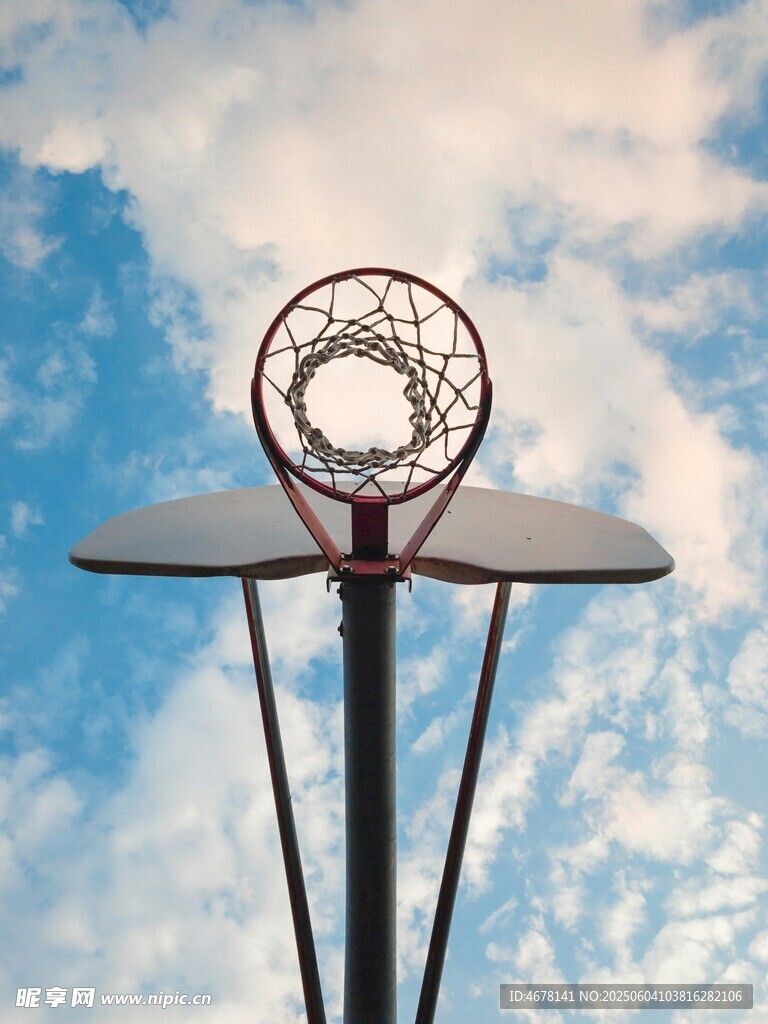 篮筐下的蓝天美景