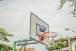 篮球框下的篮球瞬间