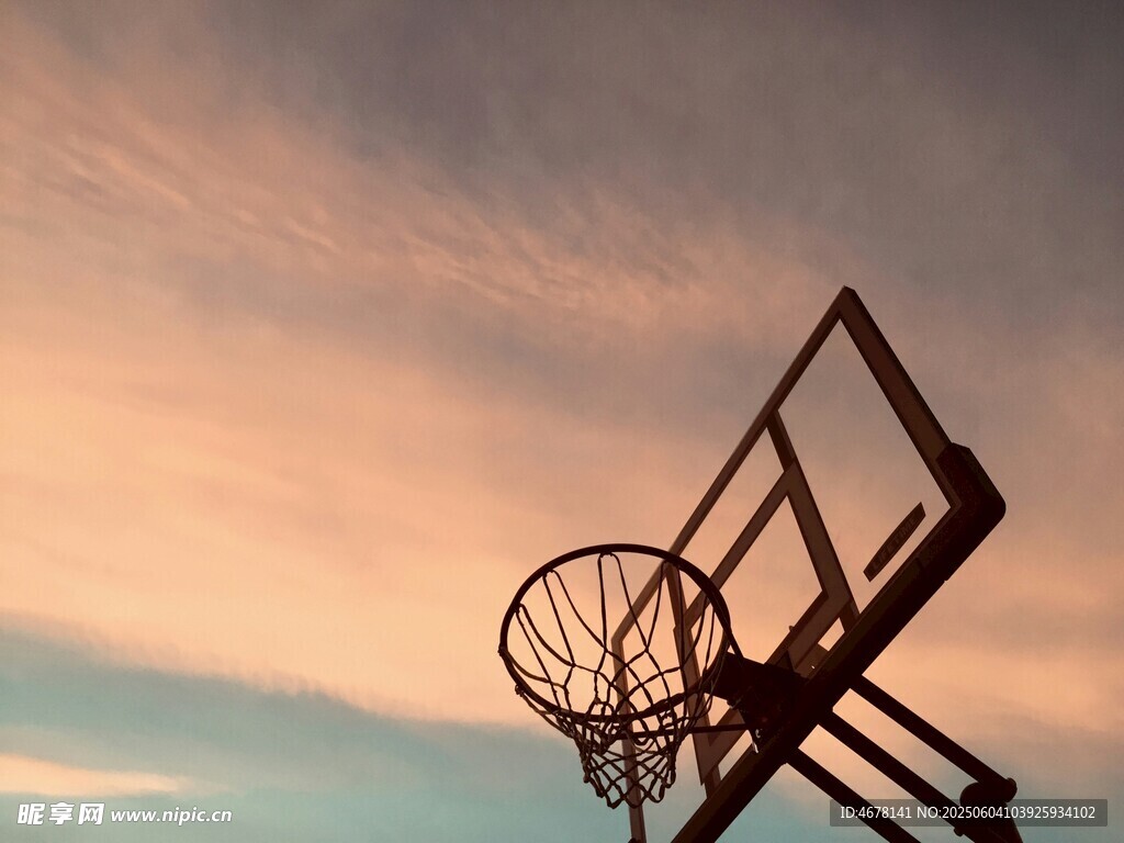 夕阳下的篮球框剪影