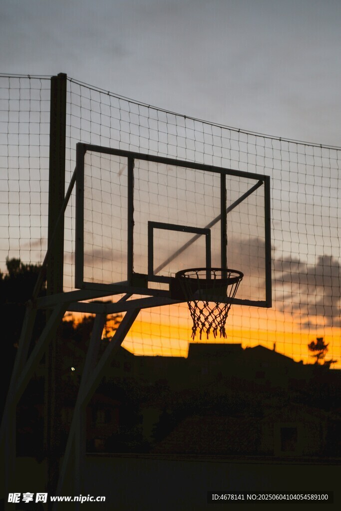 夕阳下的篮球架剪影