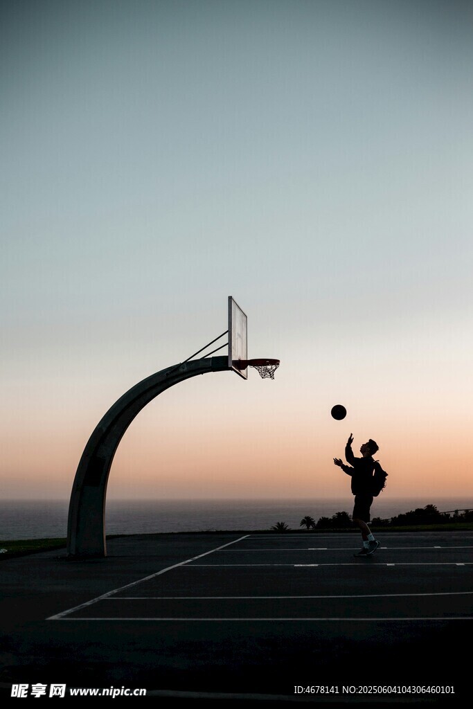 夕阳下的篮球少年剪影