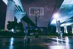 雨夜中的篮球场地