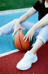女孩球场抱球休闲一刻