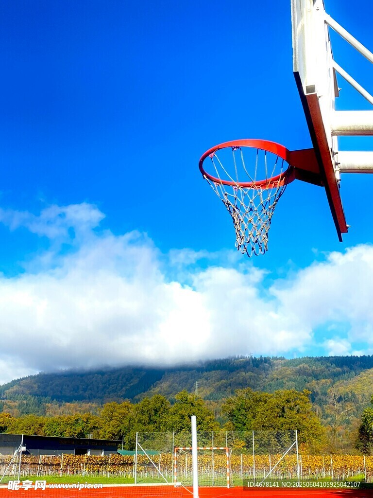 户外篮球架与蓝天白云美景