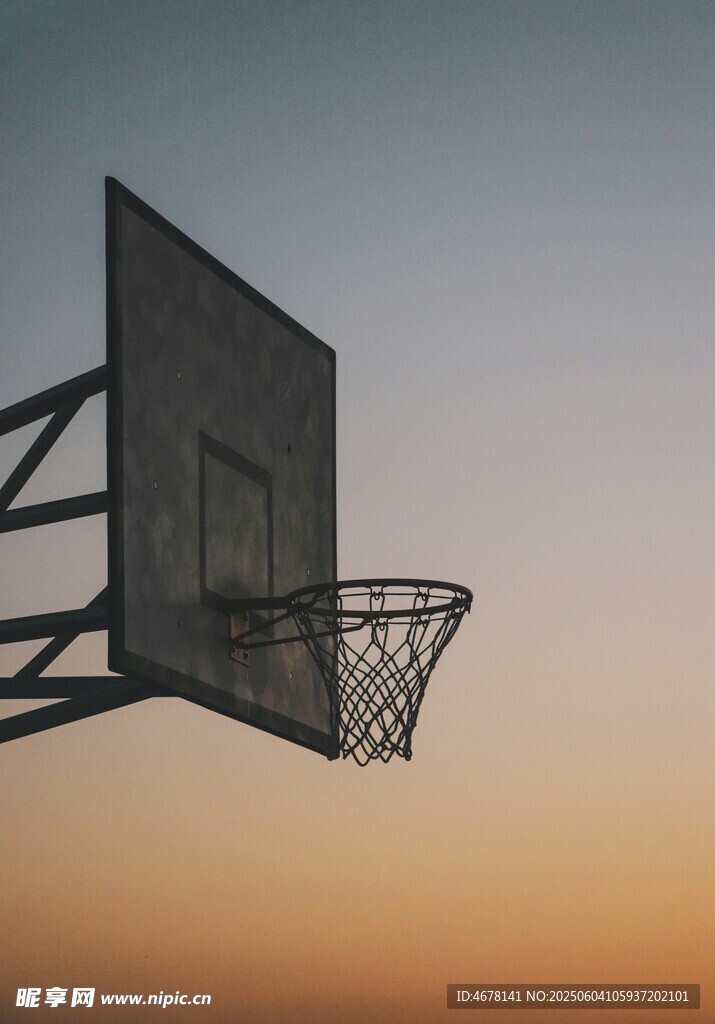 夕阳下的篮球框