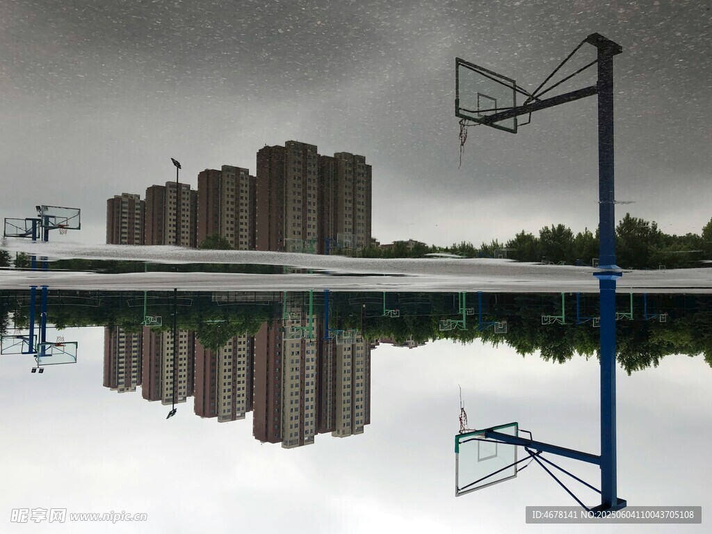雨后篮球场与城市建筑倒影