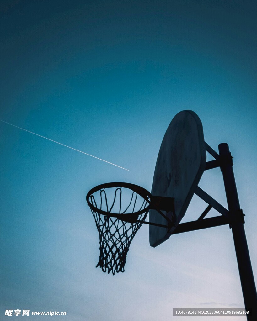 黄昏下的篮球框