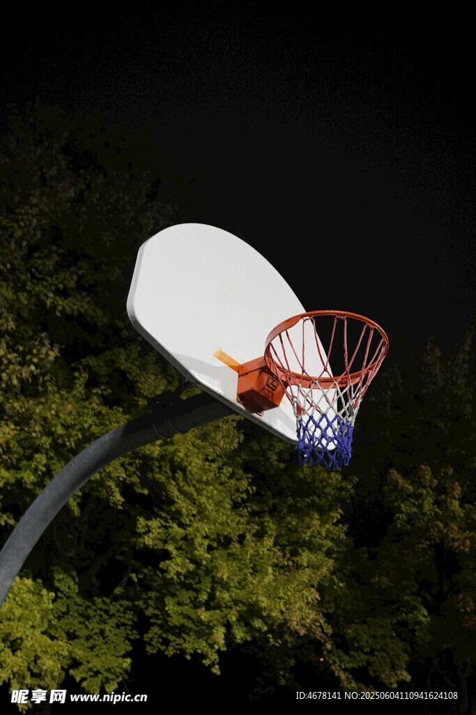 夜晚中的篮球框