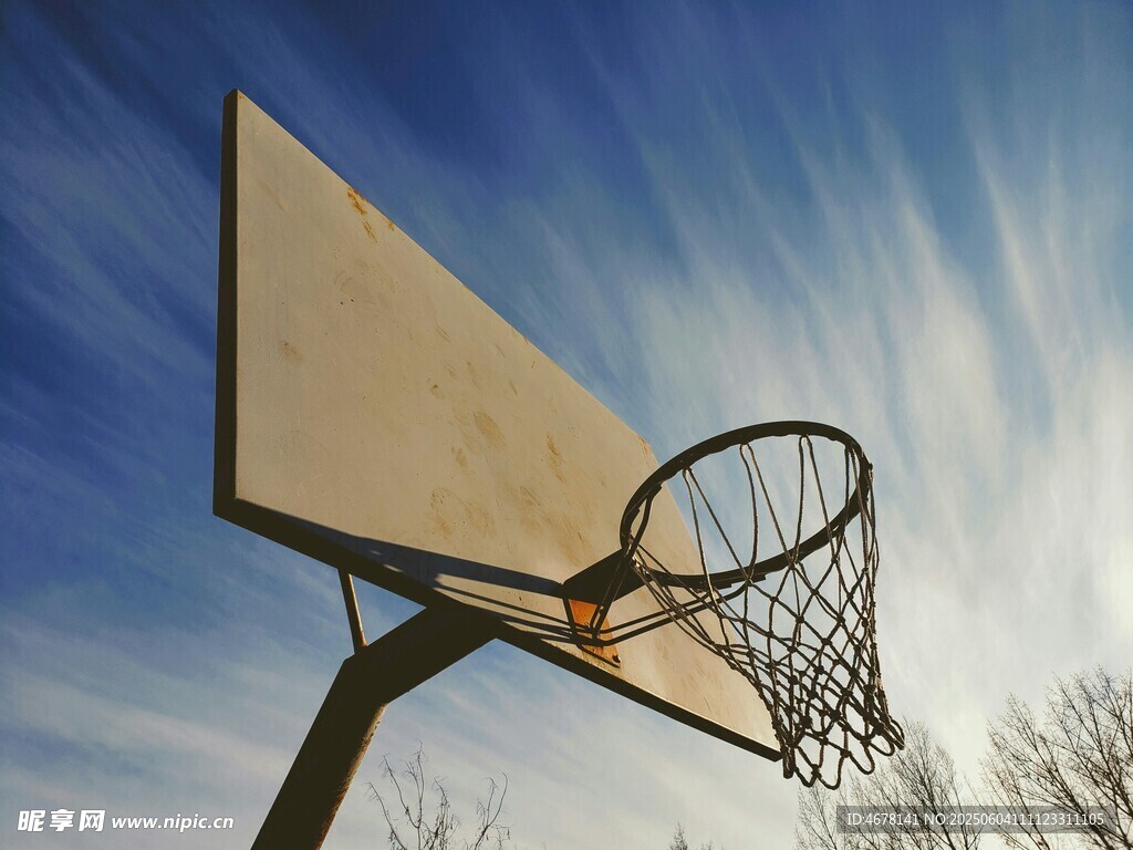 蓝天映衬下的篮球架
