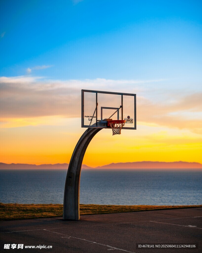 夕阳下的海边篮球架