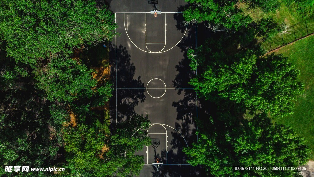空中俯瞰丛林中的篮球场