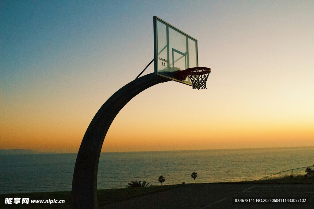 夕阳下的海边篮球架