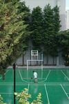 户外绿色篮球场及周边景观