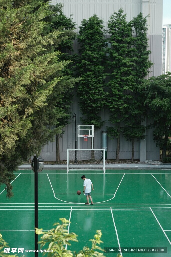 户外绿色篮球场及周边景观