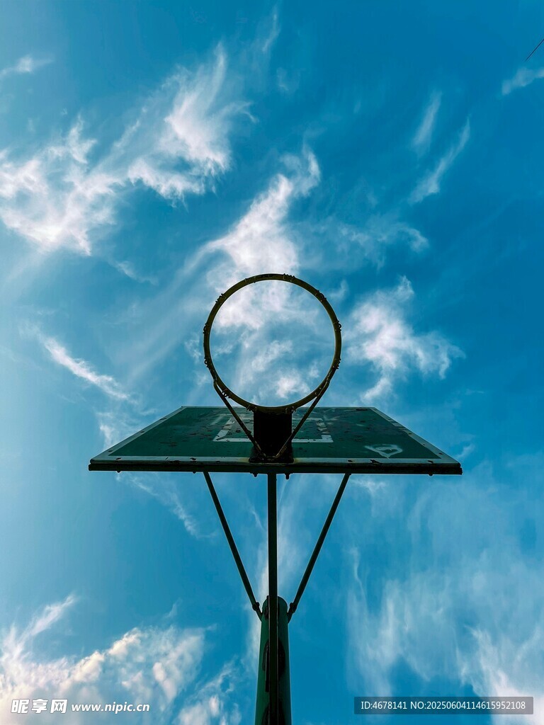 蓝天之下的篮球框