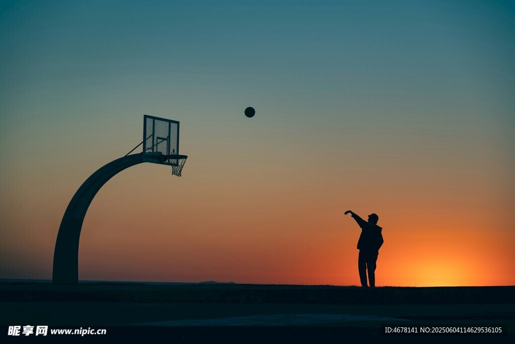 夕阳下的篮球投篮瞬间