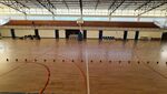 室内空旷木质篮球场