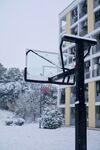 雪覆篮球架 冬日运动场景
