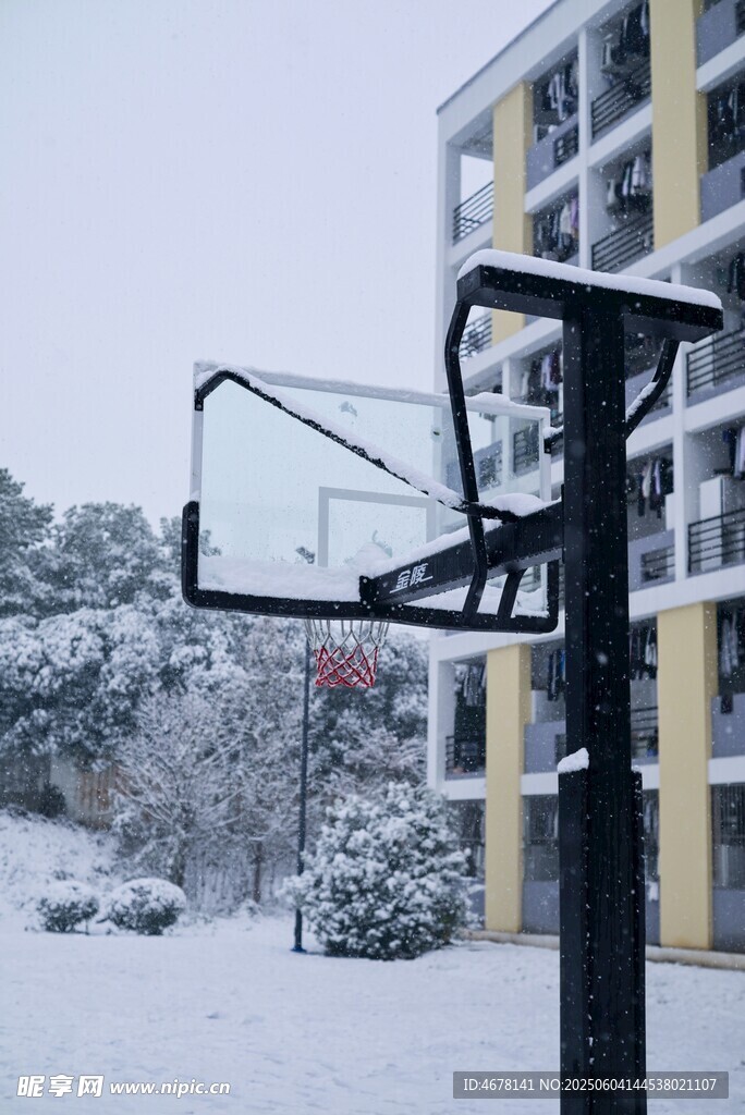 雪覆篮球架 冬日运动场景