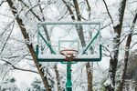雪覆篮球架