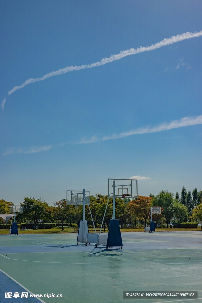 户外篮球场景