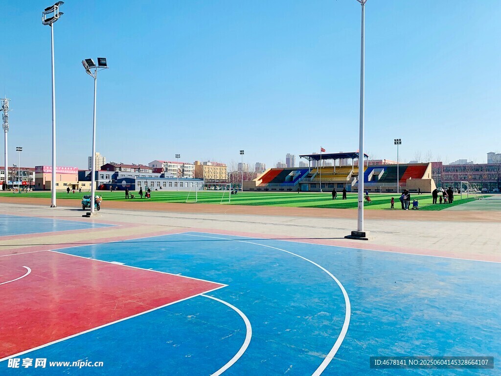 户外彩色篮球场场景