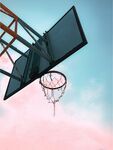 梦幻天空下的篮球框