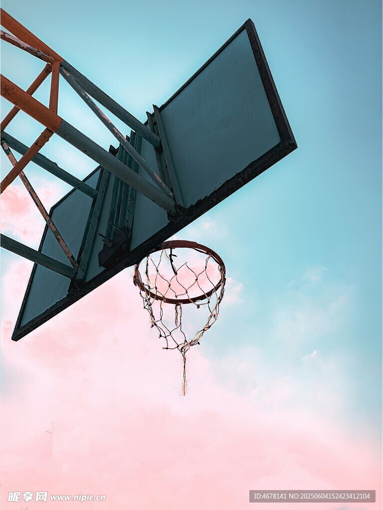 梦幻天空下的篮球框