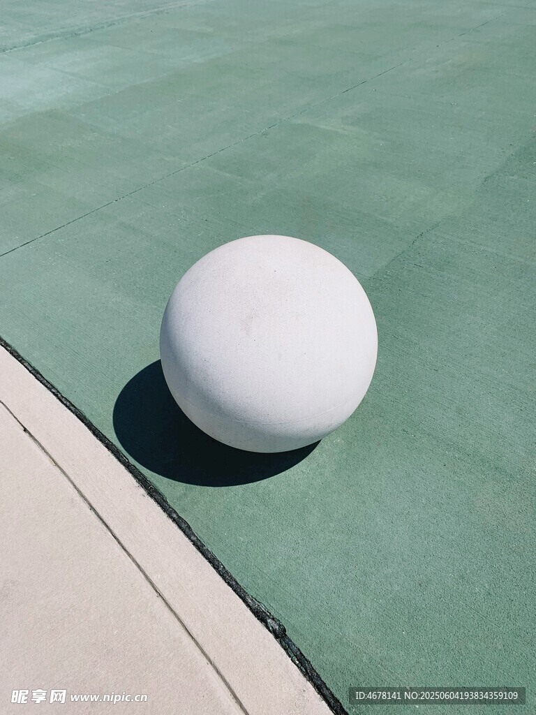 绿色地面上的白色圆球