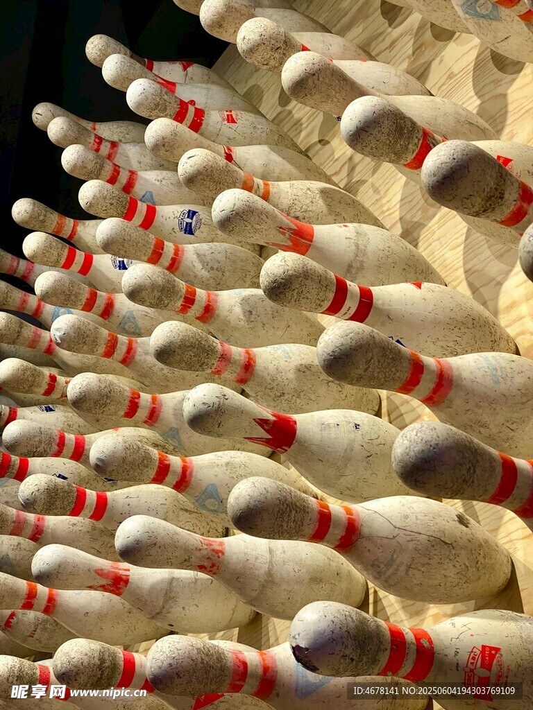 整齐排列的保龄球瓶