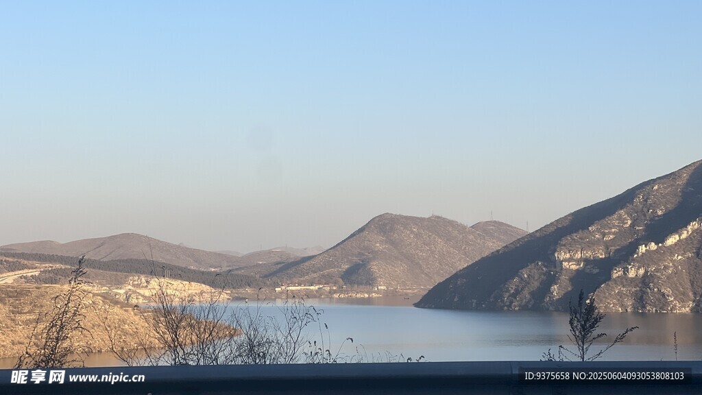 宁静山水间的开阔湖景