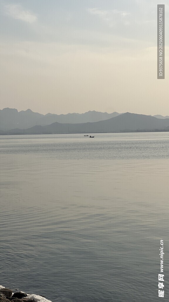 宁静湖畔远景
