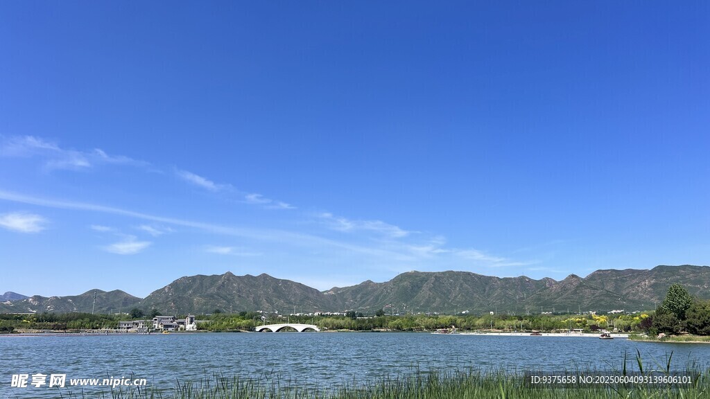 蓝天碧水间的秀丽湖景