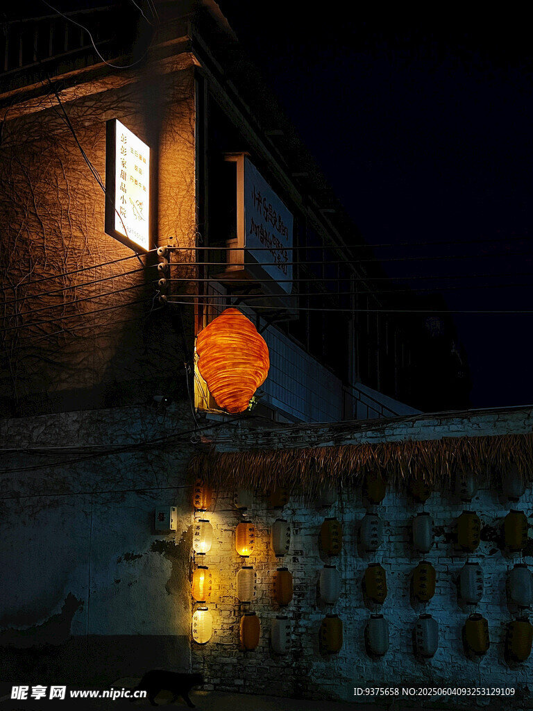 夜晚点亮的温馨小屋