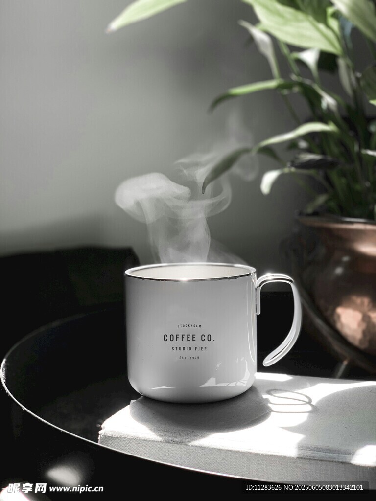 阳光下热气腾腾的白色马克杯