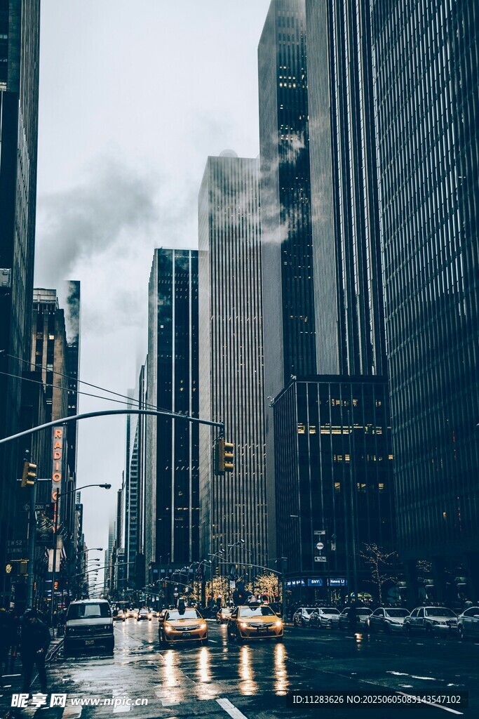 都市雨后街道的朦胧景象