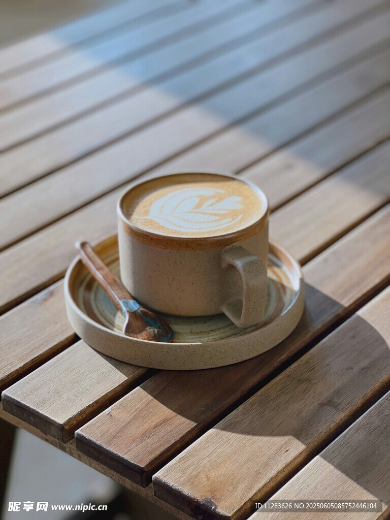 木桌上的一杯香醇咖啡