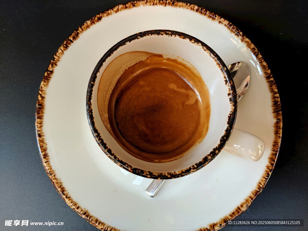 复古金边咖啡杯特写