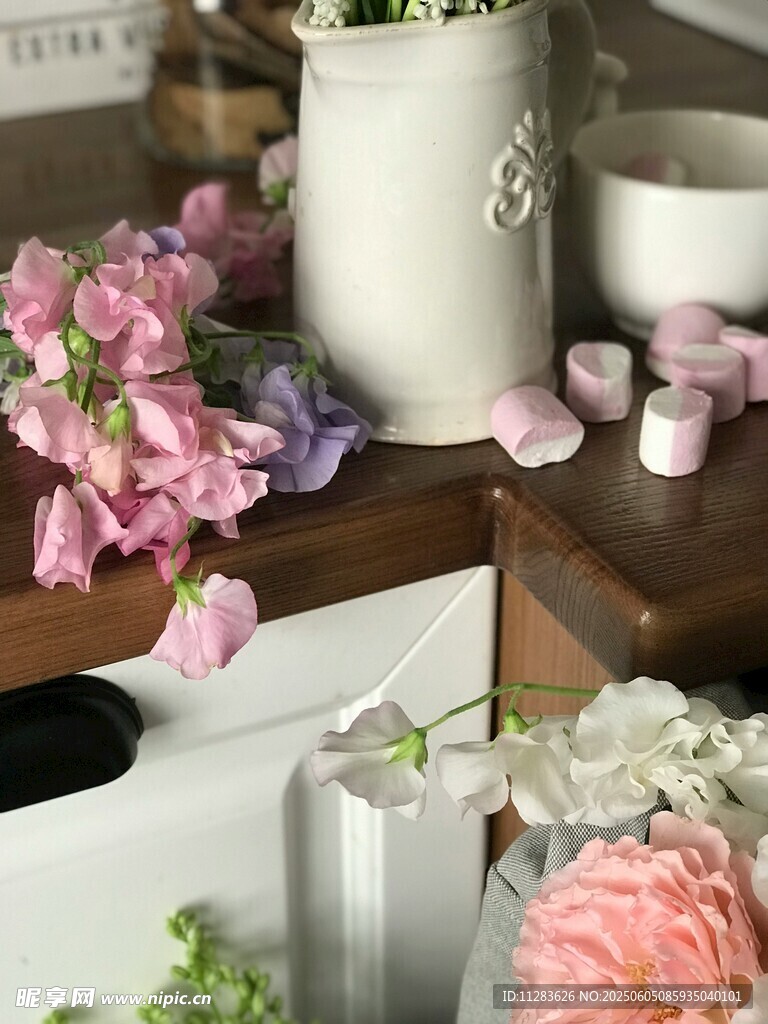 精致花卉摆件装点家居